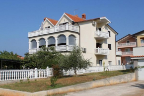 Apartments with a parking space Novigrad - 7037